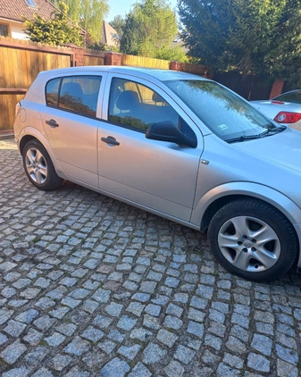 Opel Astra cena 11900 przebieg: 298000, rok produkcji 2011 z Lubraniec małe 46